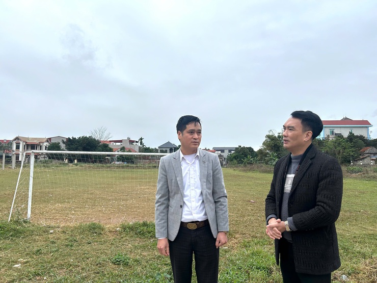 Phó Chủ tịch Thường trực UBND xã Đinh Xuân Hanh trực tiếp kiểm tra các sân bóng trên địa bàn xã- Ảnh 1.