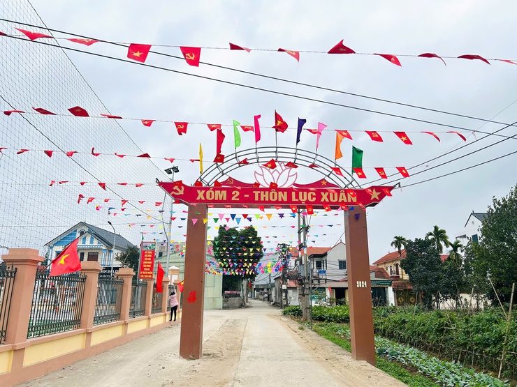 Phó Chủ tịch Thường trực UBND xã Đinh Xuân Hanh trực tiếp kiểm tra các sân bóng trên địa bàn xã- Ảnh 2.