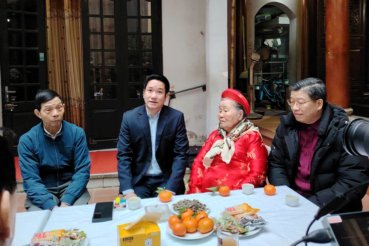 Lãnh đạo phường thăm, chúc Tết gia đình Mẹ liệt sĩ 101 tuổi gương mẫu ủng hộ dự án Vành đai 2,5- Ảnh 1.