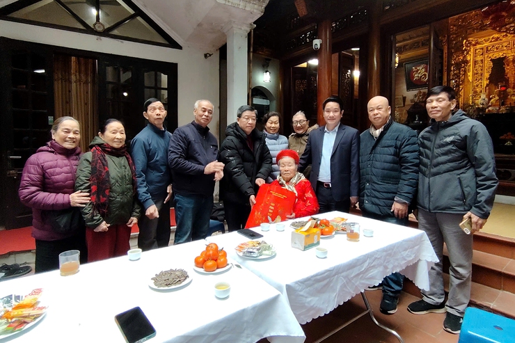 Lãnh đạo phường thăm, chúc Tết gia đình Mẹ liệt sĩ 101 tuổi gương mẫu ủng hộ dự án Vành đai 2,5- Ảnh 2.