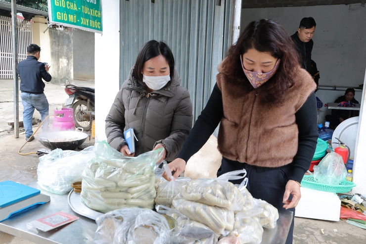 UBND xã Phú Nghĩa thành lập 02 Đoàn Kiểm tra liên ngành tiến hành kiểm tra an toàn thực phẩm đối với các nhà hàng, cơ sở chế biến thực phẩm, cửa  hàng tạp hóa trên địa bàn xã- Ảnh 4.