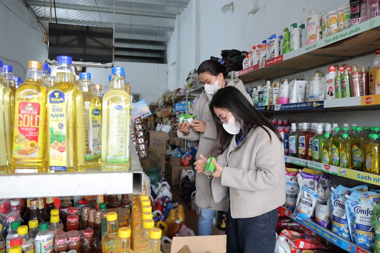 UBND xã Phú Nghĩa thành lập 02 Đoàn Kiểm tra liên ngành tiến hành kiểm tra an toàn thực phẩm đối với các nhà hàng, cơ sở chế biến thực phẩm, cửa  hàng tạp hóa trên địa bàn xã- Ảnh 3.