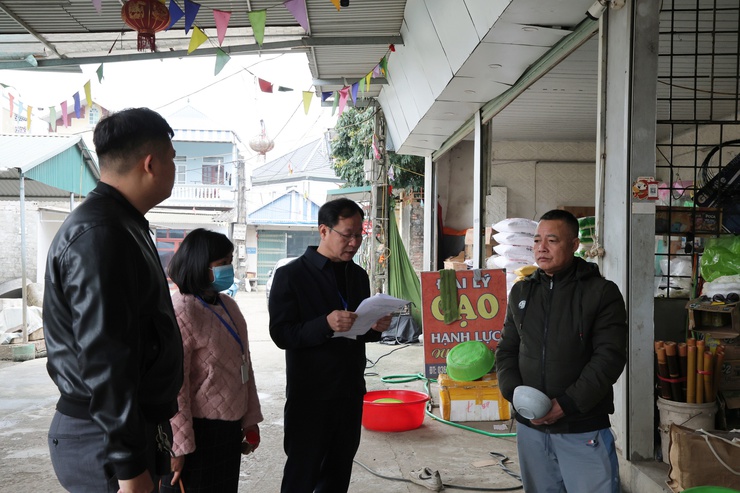 UBND xã Phú Nghĩa thành lập 02 Đoàn Kiểm tra liên ngành tiến hành kiểm tra an toàn thực phẩm đối với các nhà hàng, cơ sở chế biến thực phẩm, cửa  hàng tạp hóa trên địa bàn xã- Ảnh 1.