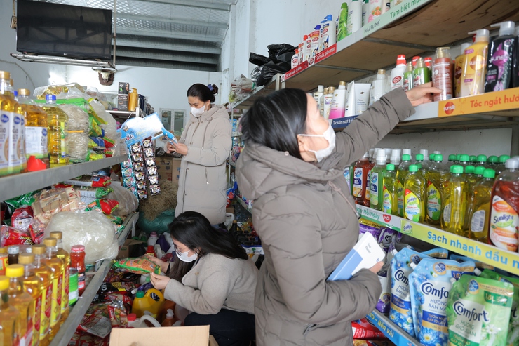 UBND xã Phú Nghĩa thành lập 02 Đoàn Kiểm tra liên ngành tiến hành kiểm tra an toàn thực phẩm đối với các nhà hàng, cơ sở chế biến thực phẩm, cửa  hàng tạp hóa trên địa bàn xã- Ảnh 2.