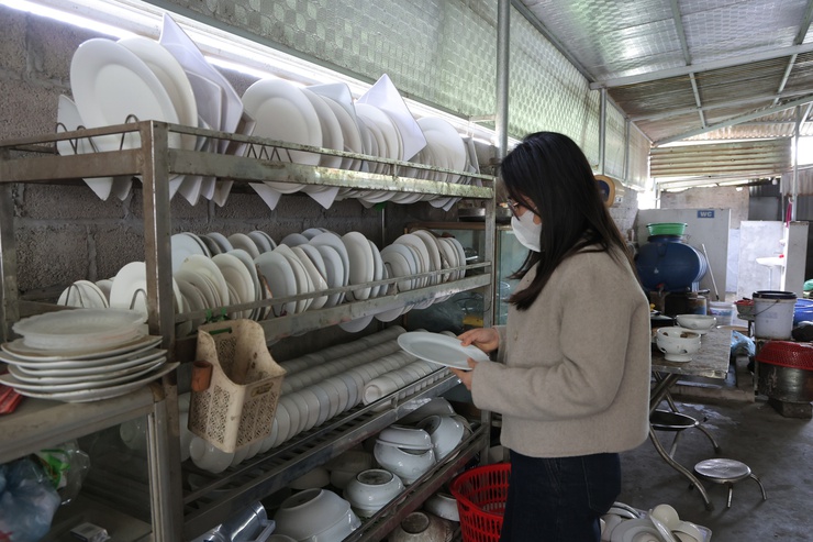 UBND xã Phú Nghĩa thành lập 02 Đoàn Kiểm tra liên ngành tiến hành kiểm tra an toàn thực phẩm đối với các nhà hàng, cơ sở chế biến thực phẩm, cửa  hàng tạp hóa trên địa bàn xã- Ảnh 6.