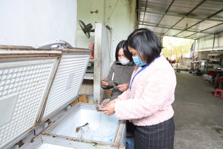 UBND xã Phú Nghĩa thành lập 02 Đoàn Kiểm tra liên ngành tiến hành kiểm tra an toàn thực phẩm đối với các nhà hàng, cơ sở chế biến thực phẩm, cửa  hàng tạp hóa trên địa bàn xã- Ảnh 7.
