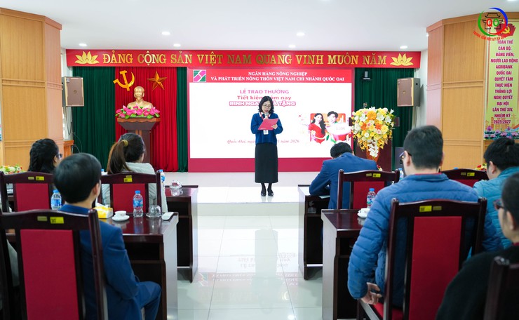 AGRIBANK CHI NHÁNH QUỐC OAI TRAO THƯỞNG CHƯƠNG TRÌNH "TIẾT KIỆM HÔM NAY – RINH NGAY QUÀ TẶNG", TIẾP TỤC TRIỂN KHAI NHIỀU ƯU ĐÃI HẤP DẪN CHO KHÁCH HÀNG- Ảnh 1.