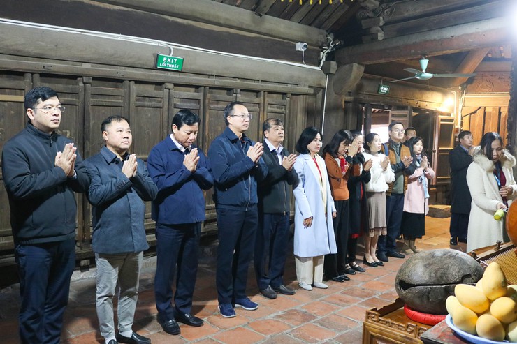 Đoàn đại biểu Đảng bộ tỉnh ủy tỉnh Tây Ninh tham dự đại hội XIV của Đảng dâng hương, vãn cảnh Chùa Thầy- Ảnh 1.