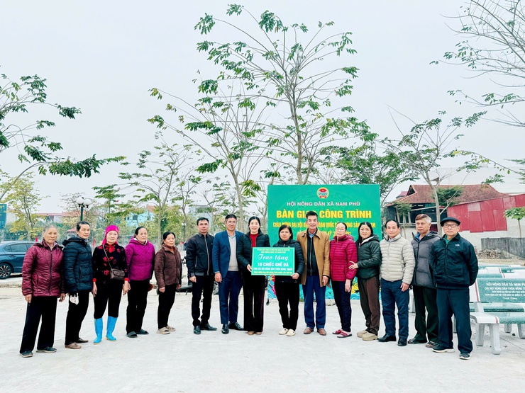 Hội Nông dân xã Nam Phù bàn giao công trình “Ghế đá” – việc làm nhỏ, ý nghĩa lớn chào mừng Đại hội XIV của Đảng- Ảnh 1.