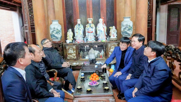 ĐẢNG ỦY XÃ TÂY PHƯƠNG TỔ CHỨC LỄ TRAO TẶNG HUY HIỆU ĐẢNG ĐỢT 3/2- Ảnh 3.