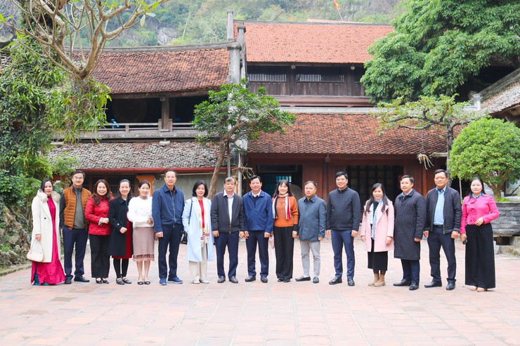 Đoàn đại biểu Đảng bộ tỉnh ủy tỉnh Tây Ninh tham dự đại hội XIV của Đảng dâng hương, vãn cảnh Chùa Thầy- Ảnh 13.