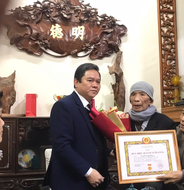 ĐẢNG ỦY XÃ TÂY PHƯƠNG TỔ CHỨC LỄ TRAO TẶNG HUY HIỆU ĐẢNG ĐỢT 3/2- Ảnh 4.