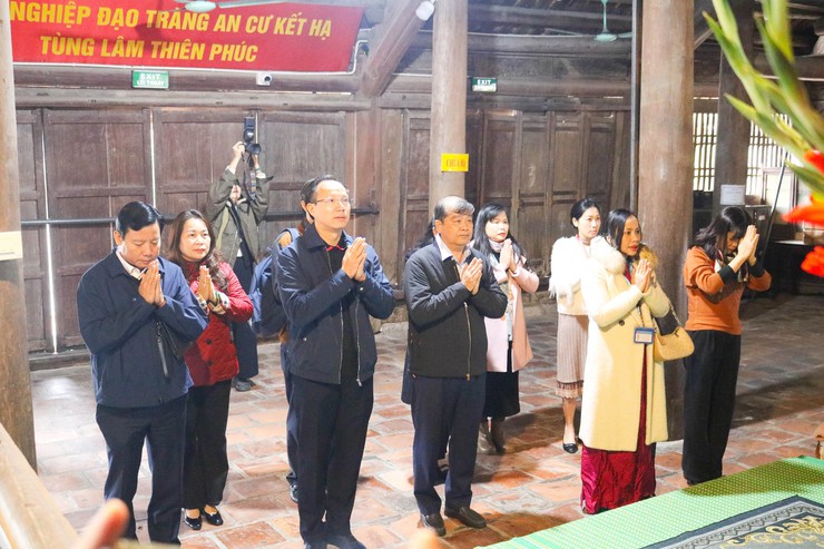 Đoàn đại biểu Đảng bộ tỉnh ủy tỉnh Tây Ninh tham dự đại hội XIV của Đảng dâng hương, vãn cảnh Chùa Thầy- Ảnh 2.