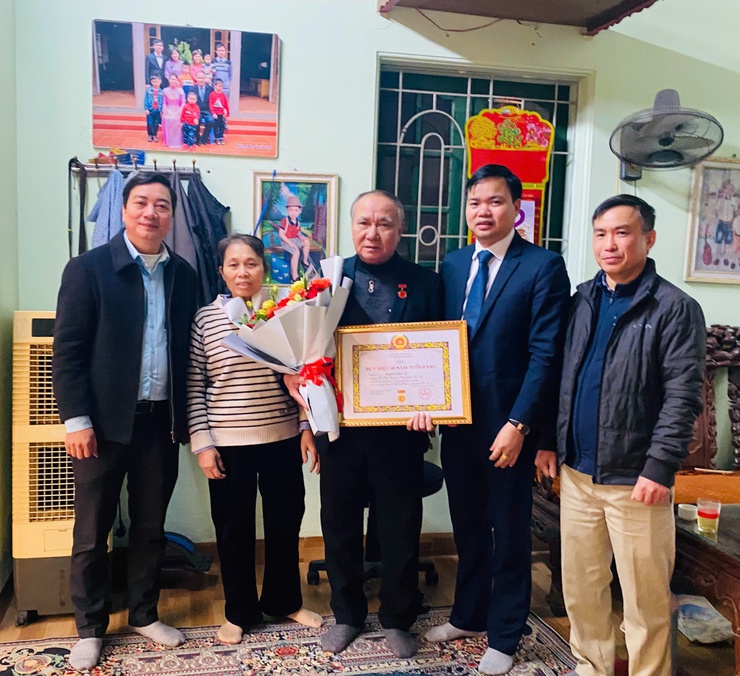 ĐẢNG ỦY XÃ TÂY PHƯƠNG TỔ CHỨC LỄ TRAO TẶNG HUY HIỆU ĐẢNG ĐỢT 3/2- Ảnh 5.