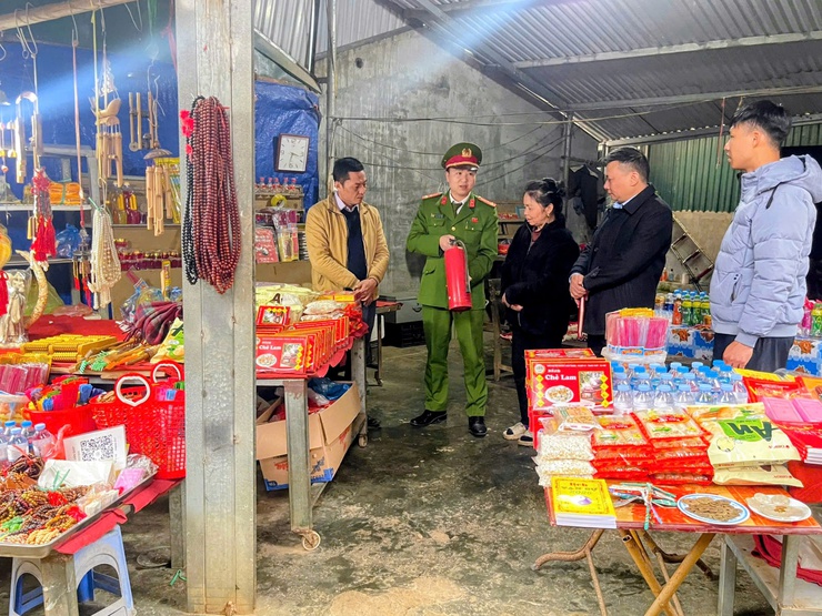 KIỂM TRA AN TOÀN PCCC&CNCH TẠI DI TÍCH QUỐC GIA ĐẶC BIỆT CHÙA TÂY PHƯƠNG TRONG DỊP TẾT NGUYÊN ĐÁN BÍNH NGỌ 2026- Ảnh 1.