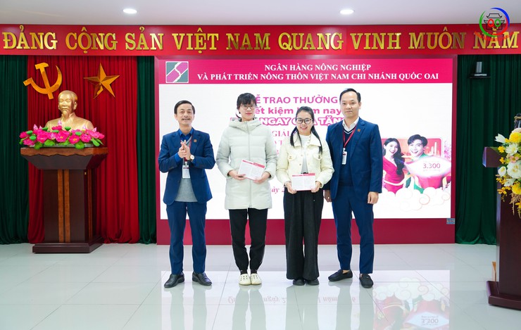 AGRIBANK CHI NHÁNH QUỐC OAI TRAO THƯỞNG CHƯƠNG TRÌNH "TIẾT KIỆM HÔM NAY – RINH NGAY QUÀ TẶNG", TIẾP TỤC TRIỂN KHAI NHIỀU ƯU ĐÃI HẤP DẪN CHO KHÁCH HÀNG- Ảnh 4.