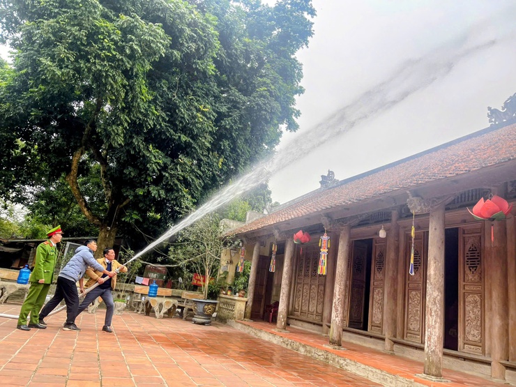 KIỂM TRA AN TOÀN PCCC&CNCH TẠI DI TÍCH QUỐC GIA ĐẶC BIỆT CHÙA TÂY PHƯƠNG TRONG DỊP TẾT NGUYÊN ĐÁN BÍNH NGỌ 2026- Ảnh 4.