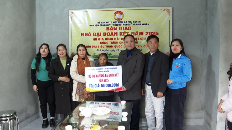 Xã Phú Xuyên trao kinh phí xây dựng nhà Đại đoàn kết cho các hộ gia đình khó khăn- Ảnh 4.