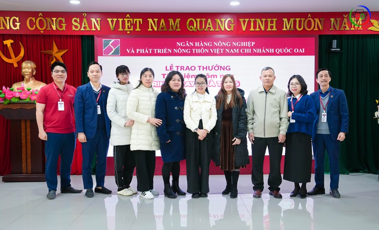 AGRIBANK CHI NHÁNH QUỐC OAI TRAO THƯỞNG CHƯƠNG TRÌNH "TIẾT KIỆM HÔM NAY – RINH NGAY QUÀ TẶNG", TIẾP TỤC TRIỂN KHAI NHIỀU ƯU ĐÃI HẤP DẪN CHO KHÁCH HÀNG- Ảnh 6.