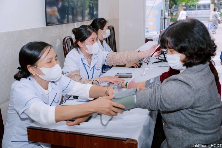 Các bệnh viện ngành y tế Hà Nội đẩy mạnh hỗ trợ chuyên môn cho y tế cơ sở để giúp người dân được chăm sóc ngay tại địa phương- Ảnh 2.