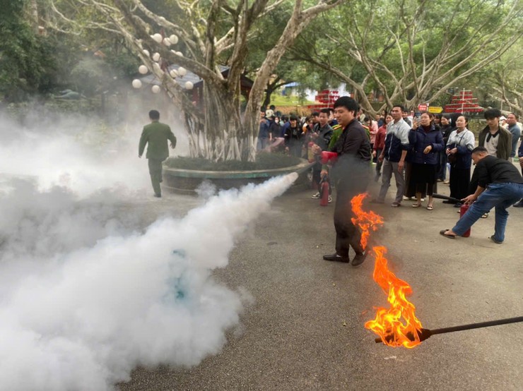 Xã Suối Hai tuyên truyền, huấn luyện nghiệp vụ PCCC&CNCH cho chủ các cơ sở, hộ kinh doanh- Ảnh 2.