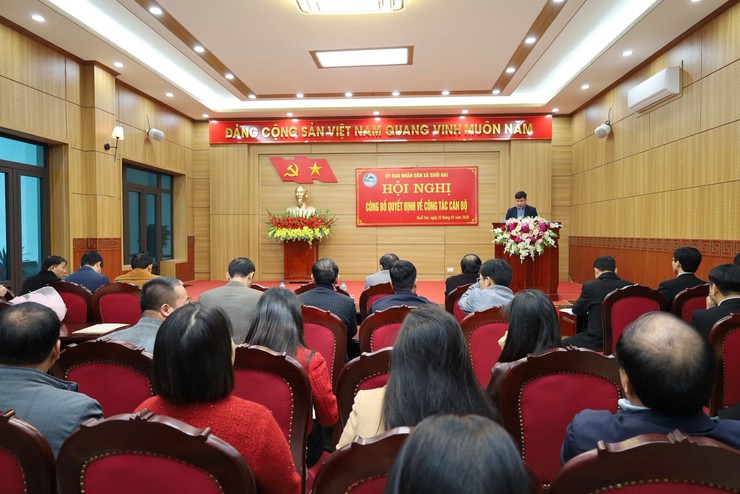 UBND xã Suối Hai tổ chức Hội nghị công bố các quyết định về công tác cán bộ- Ảnh 2.