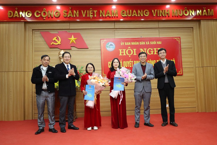 UBND xã Suối Hai tổ chức Hội nghị công bố các quyết định về công tác cán bộ- Ảnh 1.