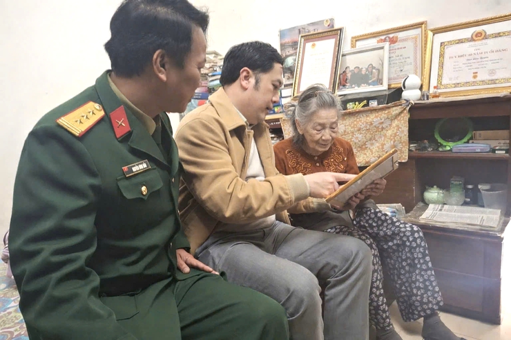 PHƯỜNG CẦU GIẤY TỔ CHỨC 05 ĐOÀN THĂM HỎI, TẶNG QUÀ NHÂN DỊP TẾT NGUYÊN ĐÁN BÍNH NGỌ 2026- Ảnh 4.