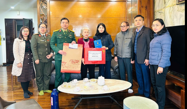 PHƯỜNG CẦU GIẤY TỔ CHỨC 05 ĐOÀN THĂM HỎI, TẶNG QUÀ NHÂN DỊP TẾT NGUYÊN ĐÁN BÍNH NGỌ 2026- Ảnh 5.