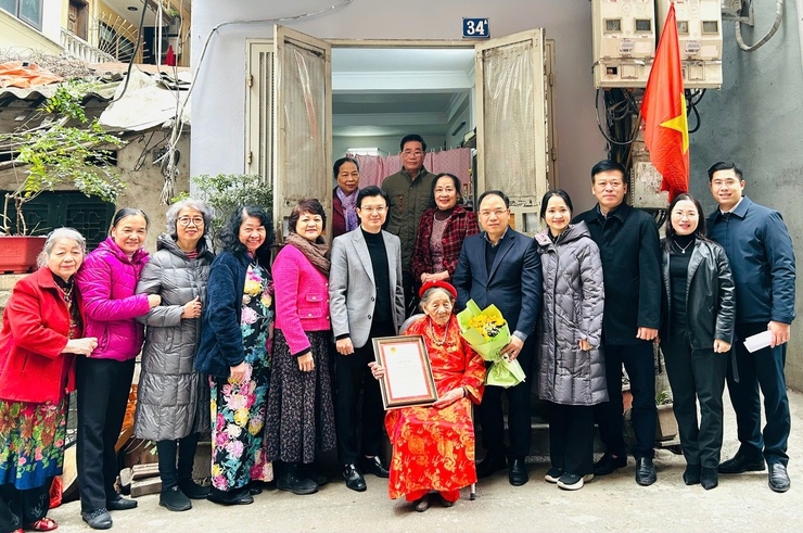 PHƯỜNG CẦU GIẤY TỔ CHỨC 05 ĐOÀN THĂM HỎI, TẶNG QUÀ NHÂN DỊP TẾT NGUYÊN ĐÁN BÍNH NGỌ 2026- Ảnh 6.