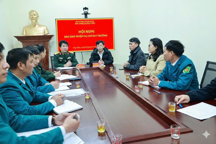 UBND xã Ứng Thiên tổ chức hội nghị bàn giao nhiệm vụ Chỉ huy trưởng Ban Chỉ huy Quân sự xã- Ảnh 1.