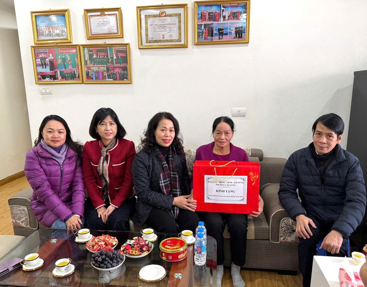 PHƯỜNG CẦU GIẤY TỔ CHỨC 05 ĐOÀN THĂM HỎI, TẶNG QUÀ NHÂN DỊP TẾT NGUYÊN ĐÁN BÍNH NGỌ 2026- Ảnh 1.