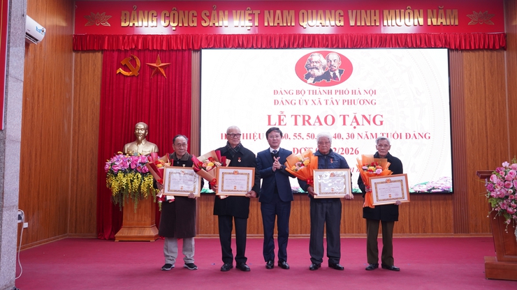 ĐẢNG ỦY XÃ TÂY PHƯƠNG TỔ CHỨC LỄ TRAO TẶNG HUY HIỆU ĐẢNG ĐỢT 3/2- Ảnh 6.