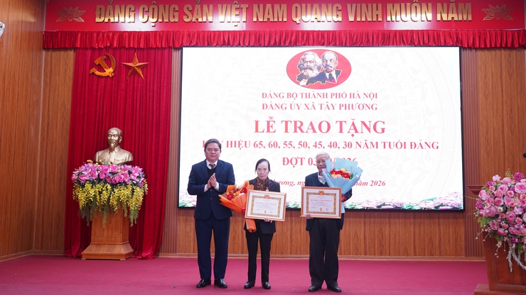 ĐẢNG ỦY XÃ TÂY PHƯƠNG TỔ CHỨC LỄ TRAO TẶNG HUY HIỆU ĐẢNG ĐỢT 3/2- Ảnh 7.