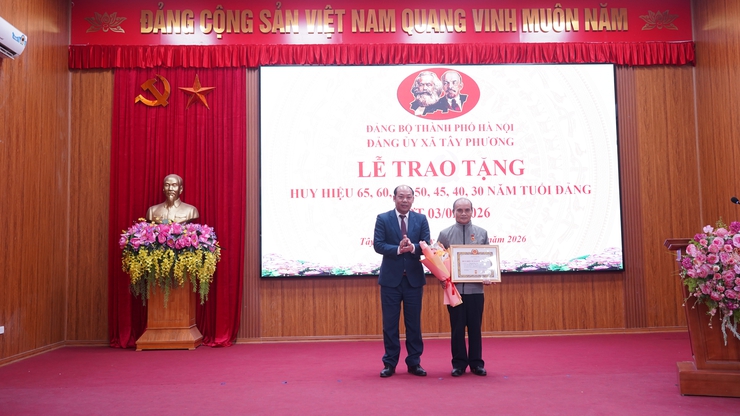 ĐẢNG ỦY XÃ TÂY PHƯƠNG TỔ CHỨC LỄ TRAO TẶNG HUY HIỆU ĐẢNG ĐỢT 3/2- Ảnh 8.