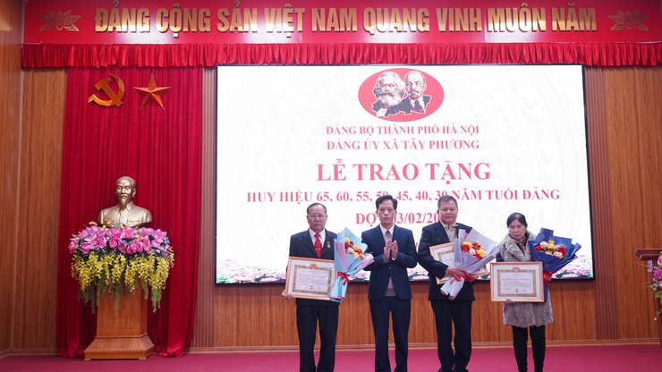 ĐẢNG ỦY XÃ TÂY PHƯƠNG TỔ CHỨC LỄ TRAO TẶNG HUY HIỆU ĐẢNG ĐỢT 3/2- Ảnh 10.