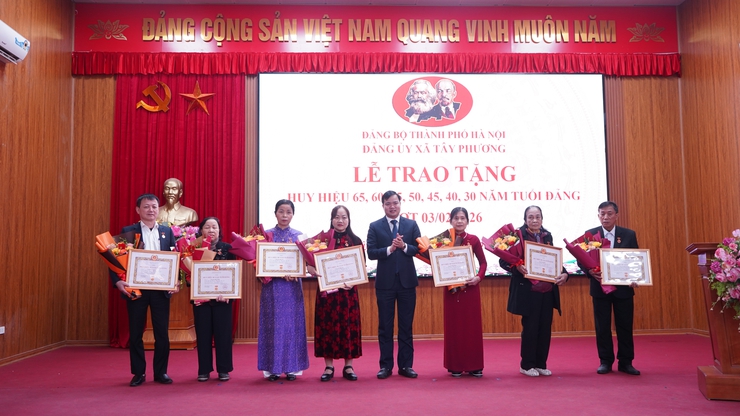 ĐẢNG ỦY XÃ TÂY PHƯƠNG TỔ CHỨC LỄ TRAO TẶNG HUY HIỆU ĐẢNG ĐỢT 3/2- Ảnh 9.