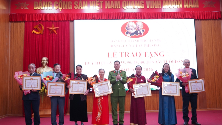 ĐẢNG ỦY XÃ TÂY PHƯƠNG TỔ CHỨC LỄ TRAO TẶNG HUY HIỆU ĐẢNG ĐỢT 3/2- Ảnh 12.