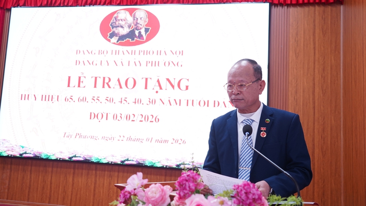 ĐẢNG ỦY XÃ TÂY PHƯƠNG TỔ CHỨC LỄ TRAO TẶNG HUY HIỆU ĐẢNG ĐỢT 3/2- Ảnh 13.