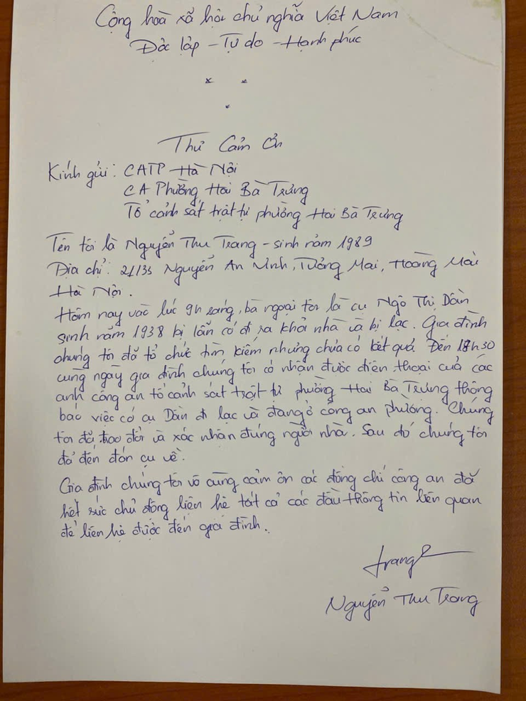 Công an phường Hai Bà Trưng hỗ trợ cụ bà bị lạc trở về với gia đình.- Ảnh 2.