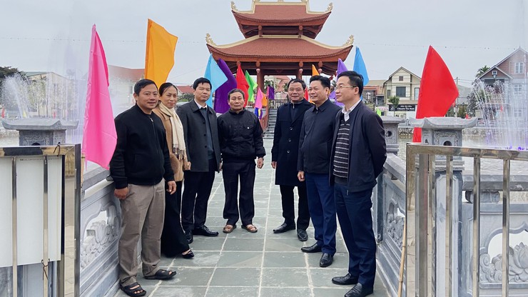 Lãnh đạo UBND – UBMTTQ xã Phúc Thọ thăm, gắn biển mô hình "Ngõ xóm văn minh – Đoàn kết" thôn Bướm, chào mừng Đại hội đại biểu toàn quốc lần thứ XIV của Đảng- Ảnh 7.