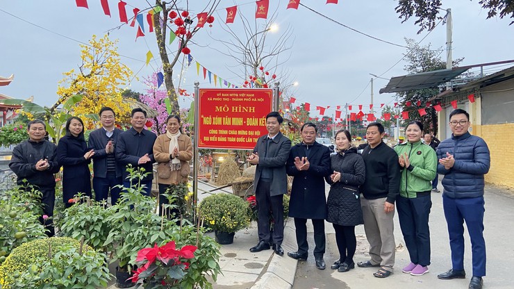 Lãnh đạo UBND – UBMTTQ xã Phúc Thọ thăm, gắn biển mô hình "Ngõ xóm văn minh – Đoàn kết" thôn Bướm, chào mừng Đại hội đại biểu toàn quốc lần thứ XIV của Đảng- Ảnh 1.