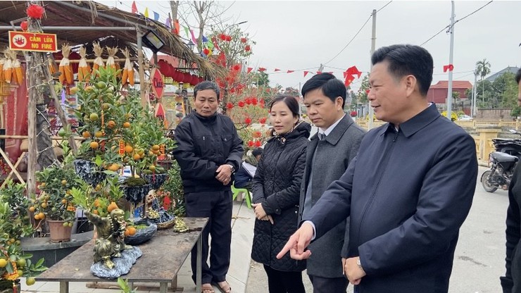 Lãnh đạo UBND – UBMTTQ xã Phúc Thọ thăm, gắn biển mô hình "Ngõ xóm văn minh – Đoàn kết" thôn Bướm, chào mừng Đại hội đại biểu toàn quốc lần thứ XIV của Đảng- Ảnh 4.