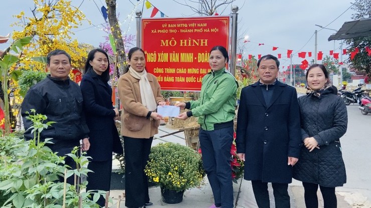 Lãnh đạo UBND – UBMTTQ xã Phúc Thọ thăm, gắn biển mô hình "Ngõ xóm văn minh – Đoàn kết" thôn Bướm, chào mừng Đại hội đại biểu toàn quốc lần thứ XIV của Đảng- Ảnh 2.