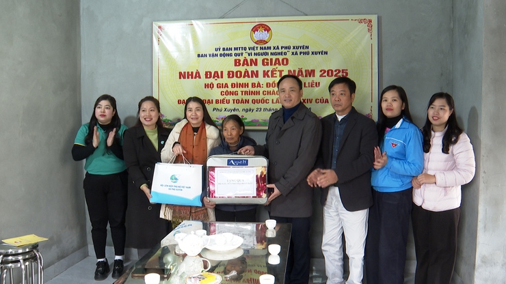 Xã Phú Xuyên trao kinh phí xây dựng nhà Đại đoàn kết cho các hộ gia đình khó khăn- Ảnh 5.