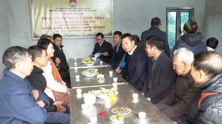 Xã Phú Xuyên trao kinh phí xây dựng nhà Đại đoàn kết cho các hộ gia đình khó khăn- Ảnh 1.