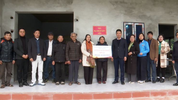 Xã Phú Xuyên trao kinh phí xây dựng nhà Đại đoàn kết cho các hộ gia đình khó khăn- Ảnh 10.