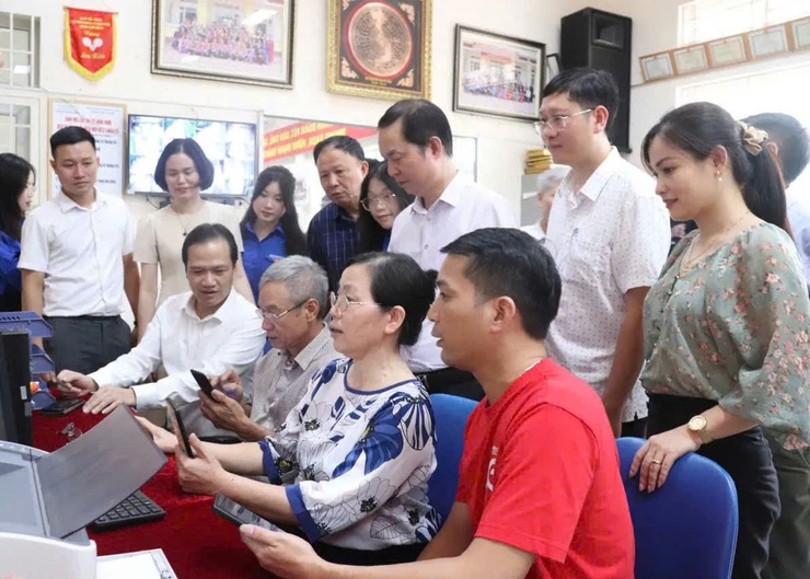 PHƯỜNG ĐÔNG NGẠC ĐẨY MẠNH CÔNG TÁC CẢI CÁCH HÀNH CHÍNH, TIẾP CÔNG DÂN, GIẢI QUYẾT ĐƠN THƯ VÀ XÂY DỰNG CHÍNH QUYỀN SỐ VÌ NHÂN DÂN PHỤC VỤ- Ảnh 3.