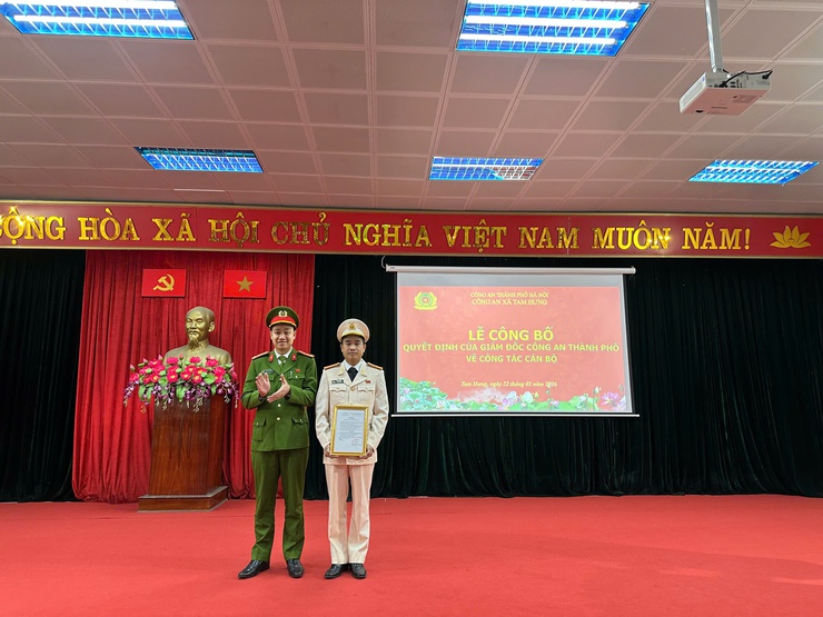 Công an xã Tam Hưng công bố Quyết định điều động phân công cán bộ- Ảnh 2.