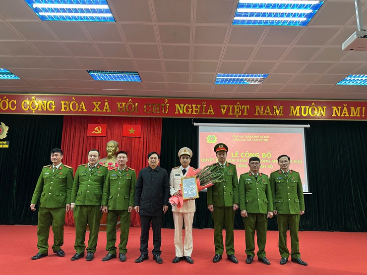 Công an xã Tam Hưng công bố Quyết định điều động phân công cán bộ- Ảnh 1.